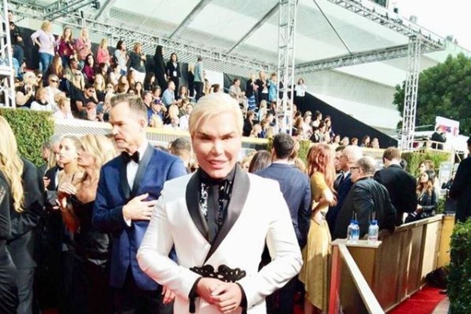 Rodrigo Alves, o 'Ken Humano', foi de branco aos Globos de Ouro