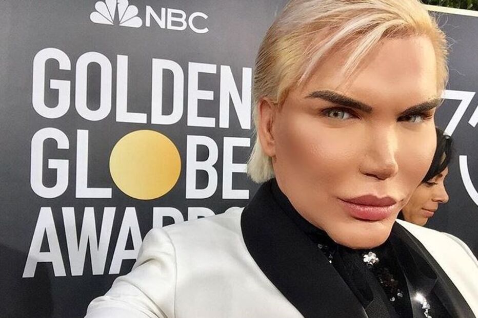 Rodrigo Alves, o 'Ken Humano', foi de branco aos Globos de Ouro