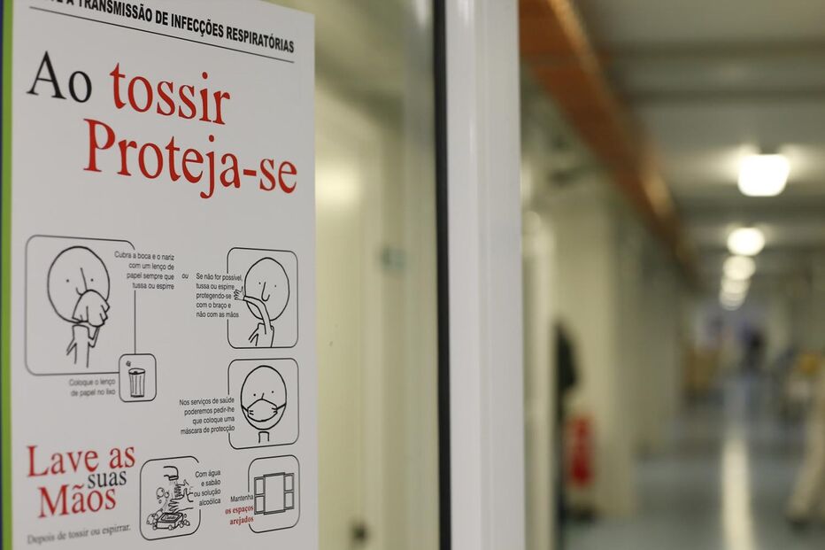 O maior hospital do País, Santa Maria, abriu um pavilhão para fazer face ao pico de afluência devido à gripe. Tem 24 camas - na quarta-feira estavam todas ocupadas