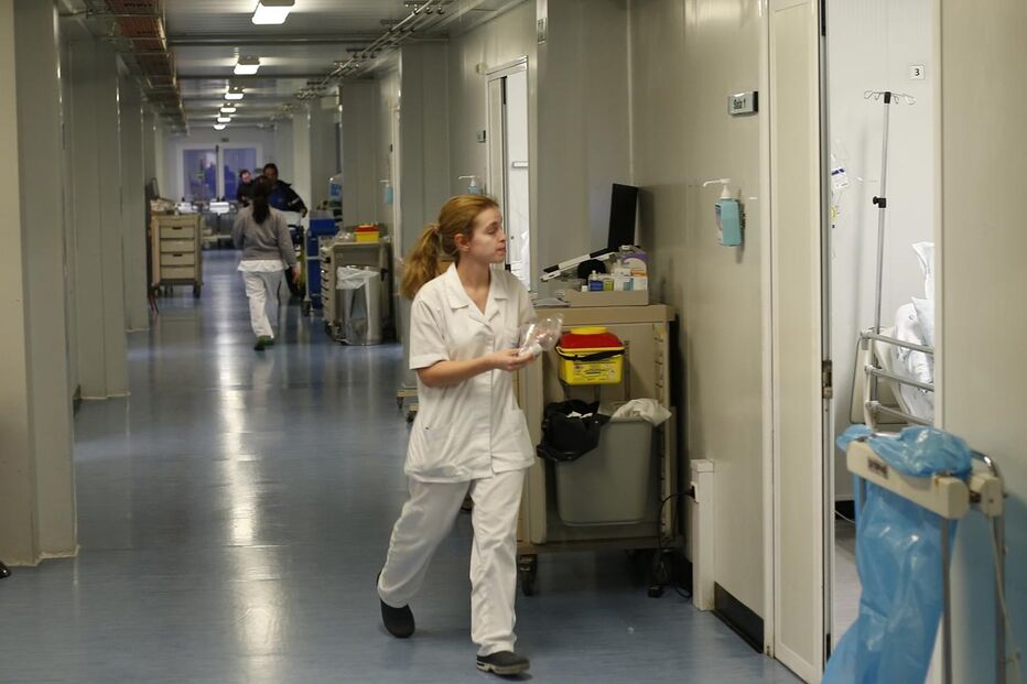 O maior hospital do País, Santa Maria, abriu um pavilhão para fazer face ao pico de afluência devido à gripe. Tem 24 camas - na quarta-feira estavam todas ocupadas