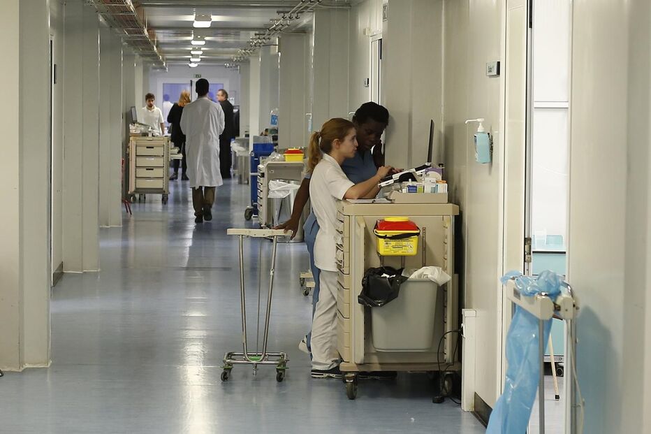 O maior hospital do País, Santa Maria, abriu um pavilhão para fazer face ao pico de afluência devido à gripe. Tem 24 camas - na quarta-feira estavam todas ocupadas