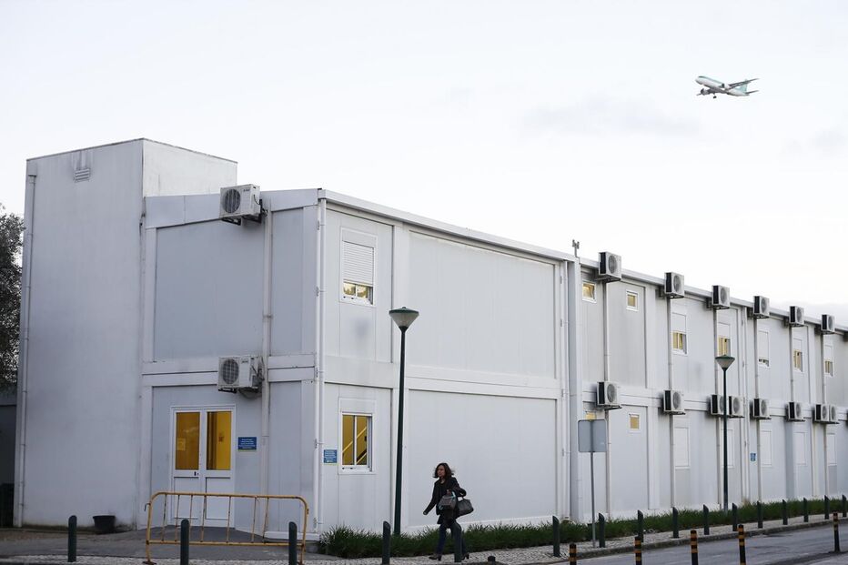O maior hospital do País, Santa Maria, abriu um pavilhão para fazer face ao pico de afluência devido à gripe. Tem 24 camas - na quarta-feira estavam todas ocupadas