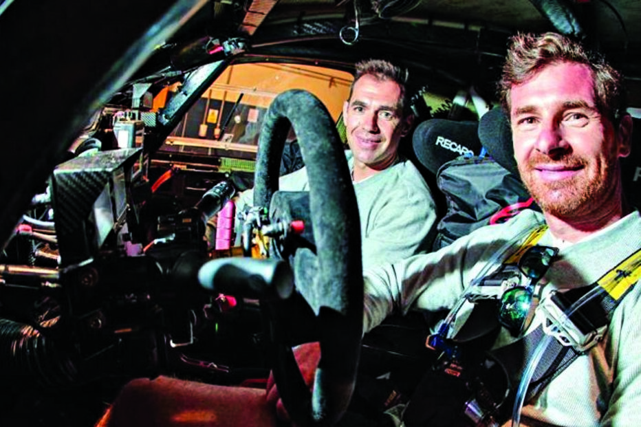 O técnico posa para a foto com o  copiloto, Rúben Faria  