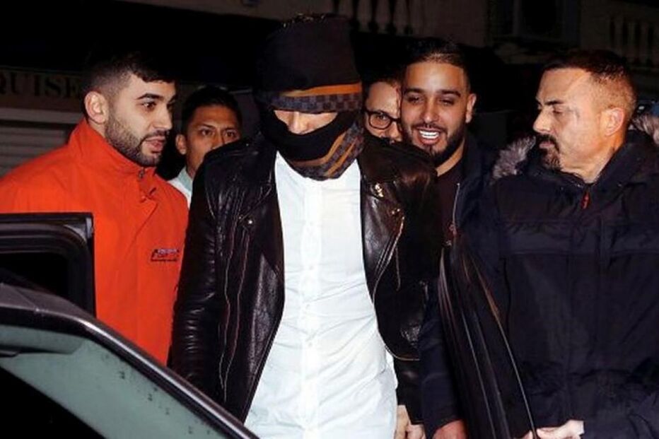 Cristiano Ronaldo disfarçado a sair do restaurante