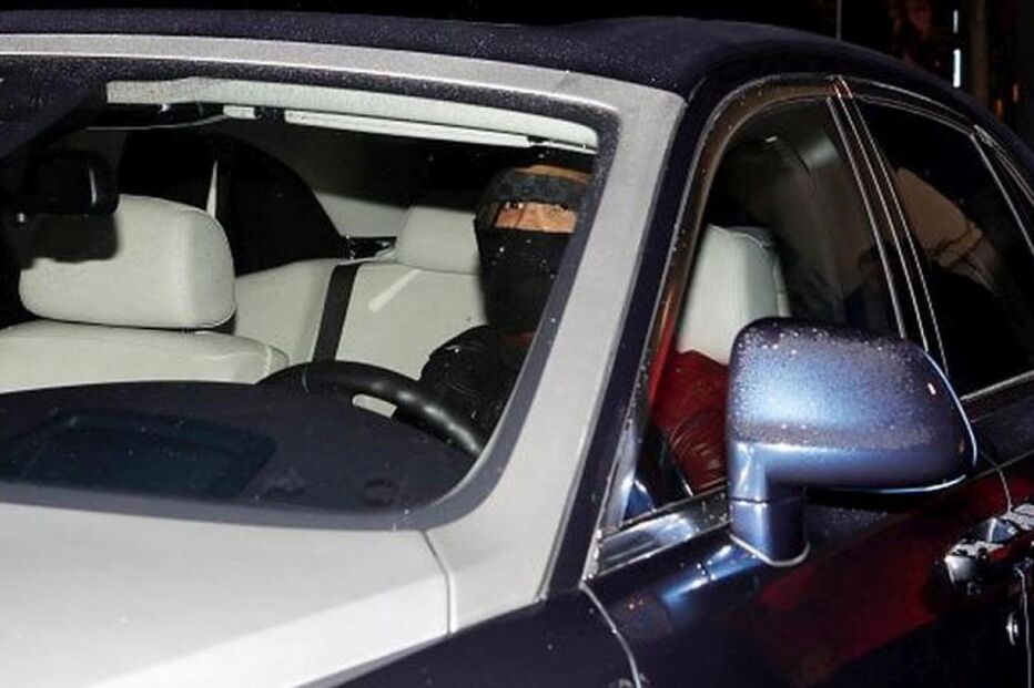 Dentro do carro, Cristiano Ronaldo foi alertado por conduzir sem cinto 