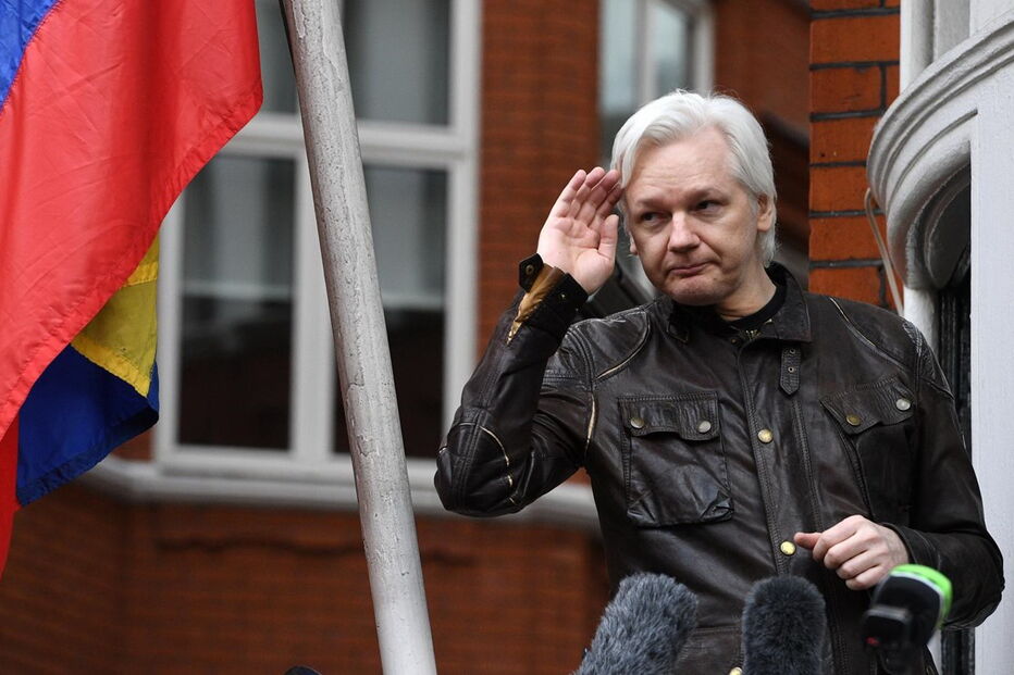 Julian Assange na embaixada do Equador em Londres