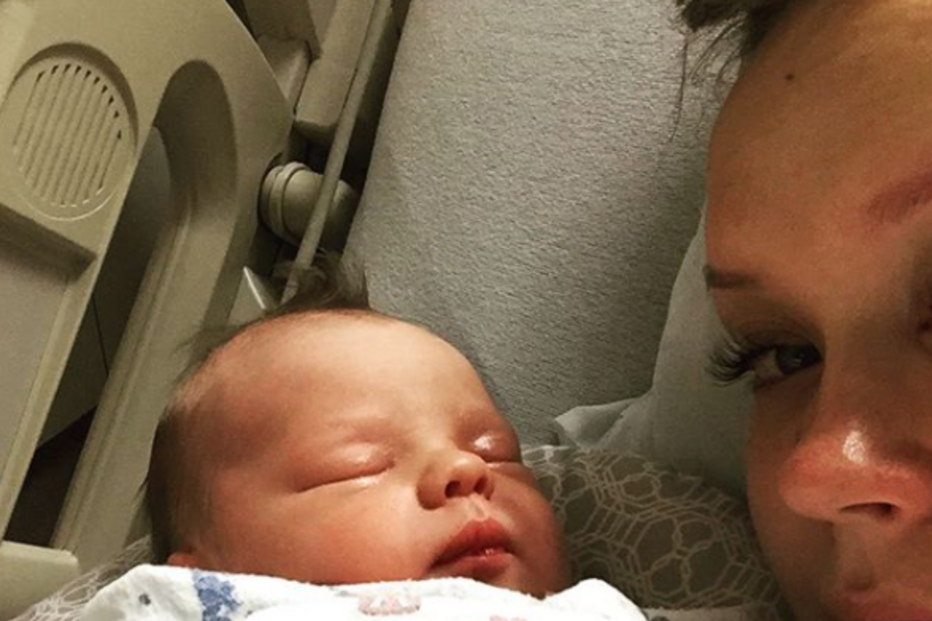 Mãe mostra momentos emocionantes antes de dar bebé para adoção