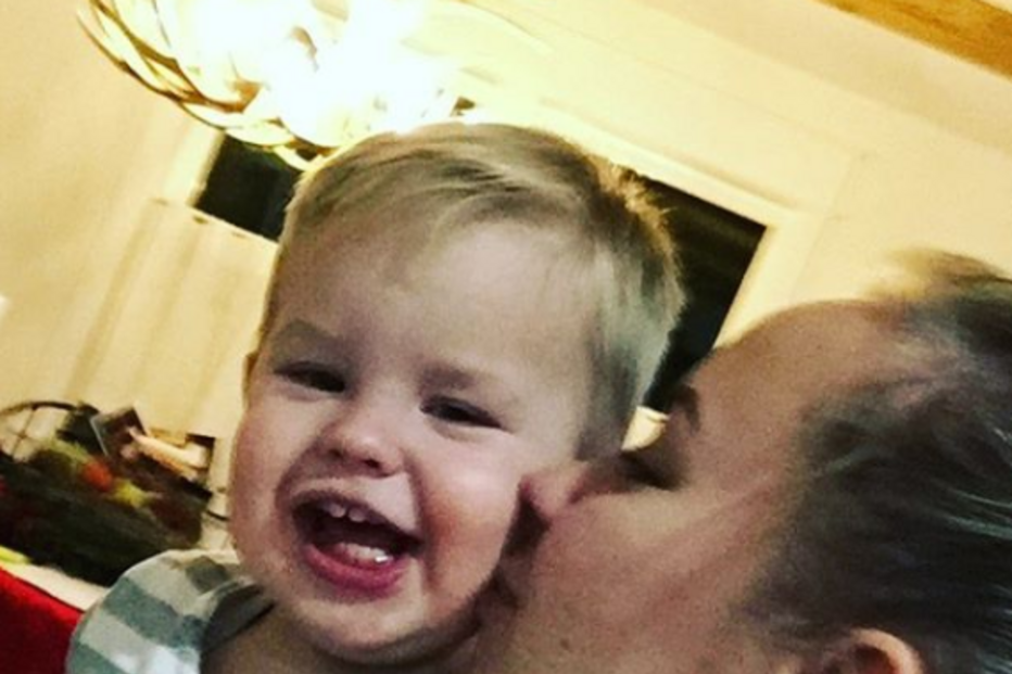 Mãe mostra momentos emocionantes antes de dar bebé para adoção