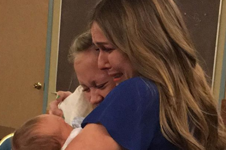 Mãe mostra momentos emocionantes antes de dar bebé para adoção