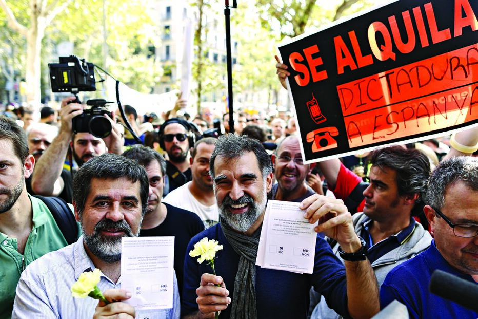 Jordí Sánchez (à esquerda) e Jordí Cuixart admitem agora que o referendo que ajudaram a organizar foi “ilegal”  