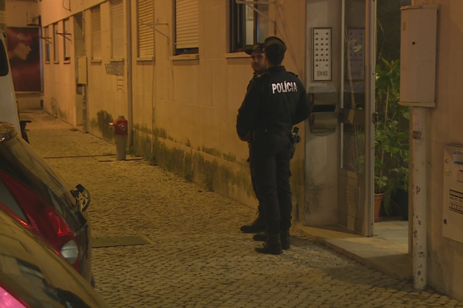 Mulher encontrada morta em casa