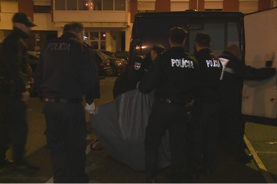 Corpo de vítima retirado da casa de Paço de Arcos