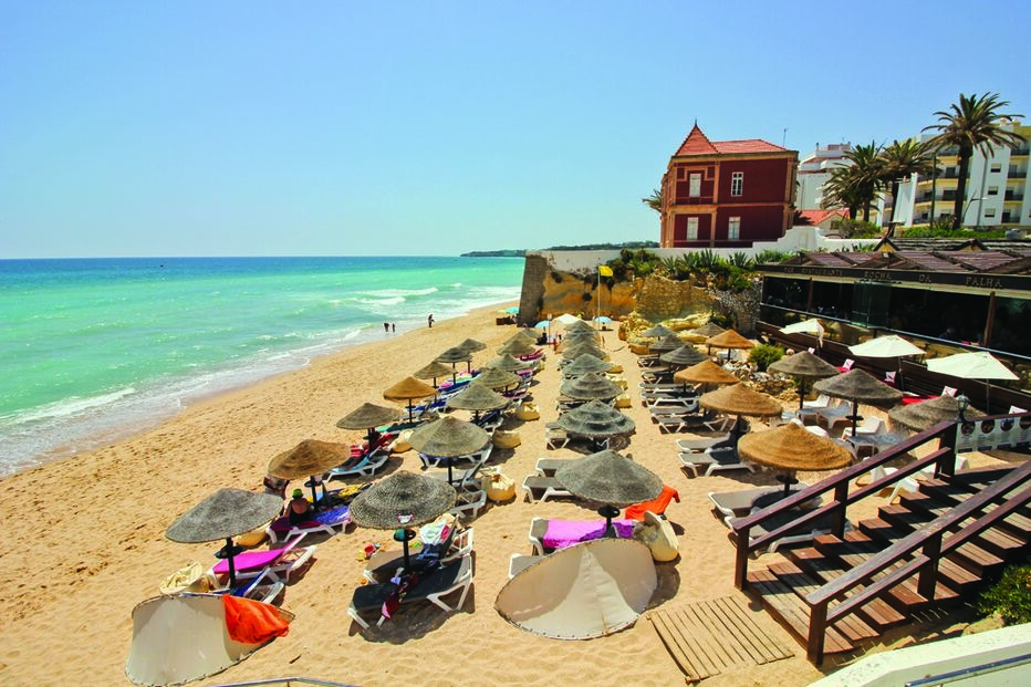 Praia de Armação de Pera vai ser alvo de reforço de areia, com o objetivo de minimizar o risco das arribas