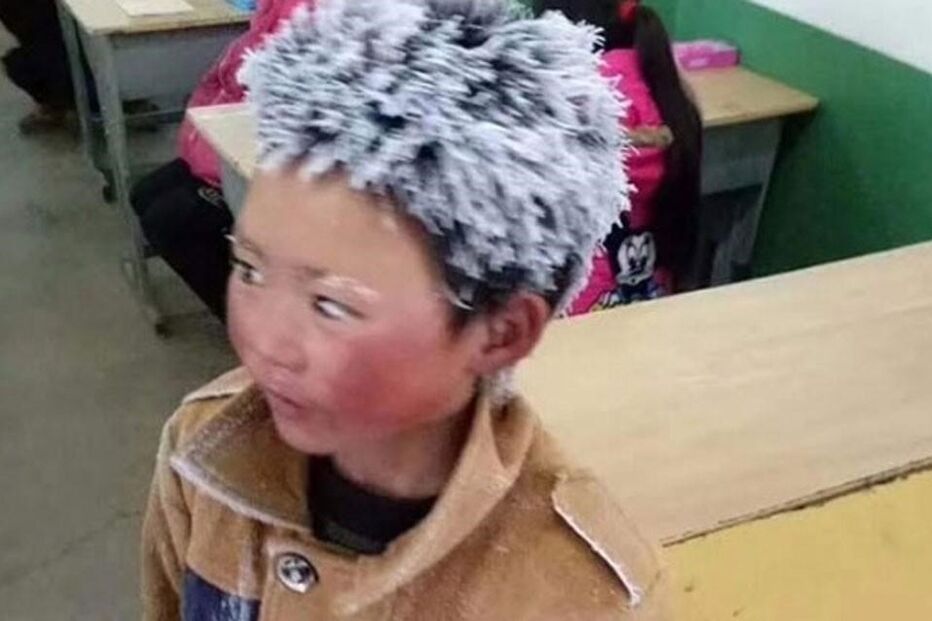 Menino chega à escola com cabelo congelado após caminhar um quilómetro