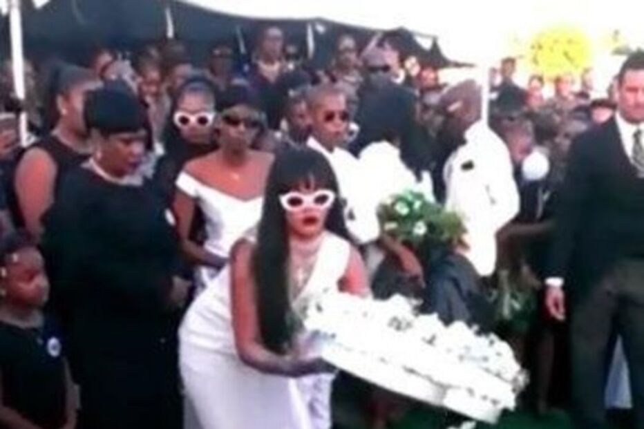 Rihanna chora morte de primo