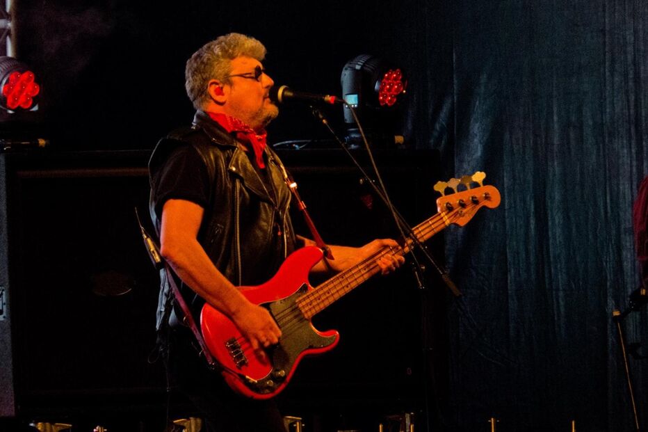Xutos & Pontapés atuaram na praça dos Pescadores, em Albufeira, na noite de Passagem de Ano. Foi o primeiro, e até agora único, concerto sem Zé Pedro