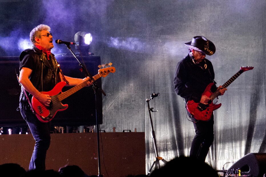 Xutos & Pontapés atuaram na praça dos Pescadores, em Albufeira, na noite de Passagem de Ano. Foi o primeiro, e até agora único, concerto sem Zé Pedro