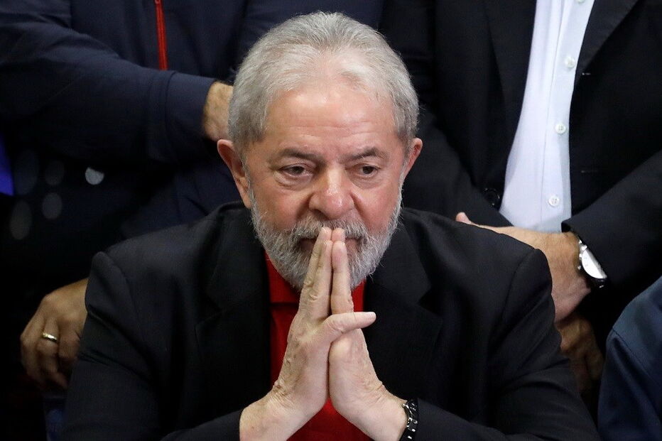 Lula lidera as sondagens para as eleições presidenciais de outubro no Brasil 