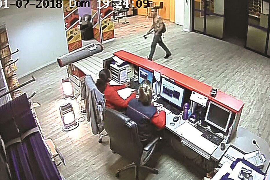 Ibraime foi filmado a entrar na Conforama de Alcoitão, Cascais, empunhando um machado