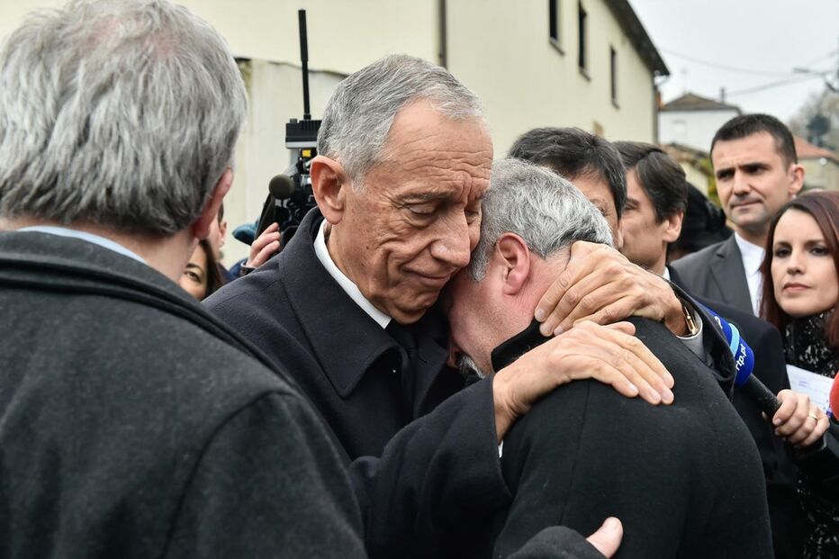 Marcelo Rebelo de Sousa conforta populares de Tondela