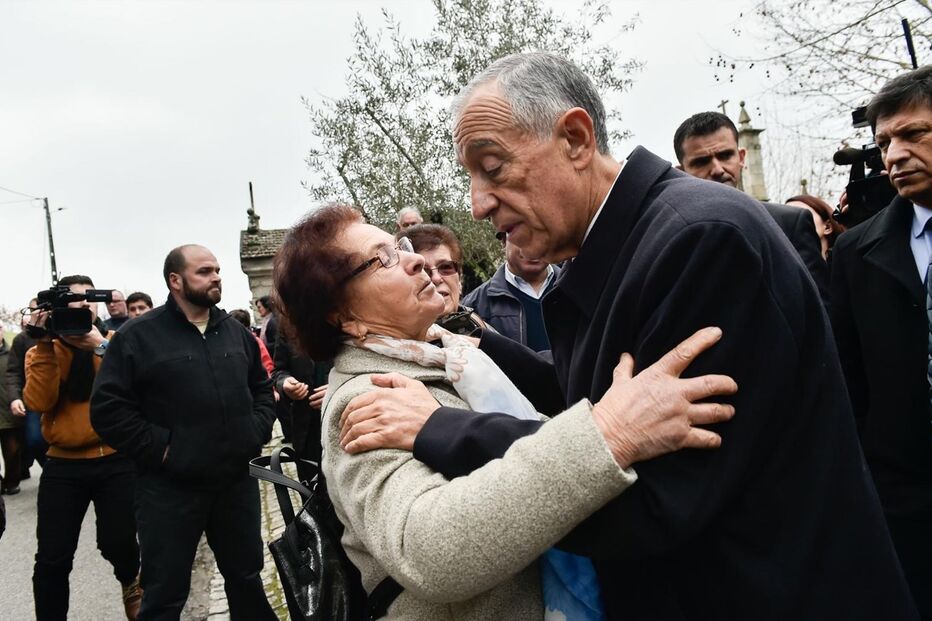 Marcelo conforta populares de Tondela