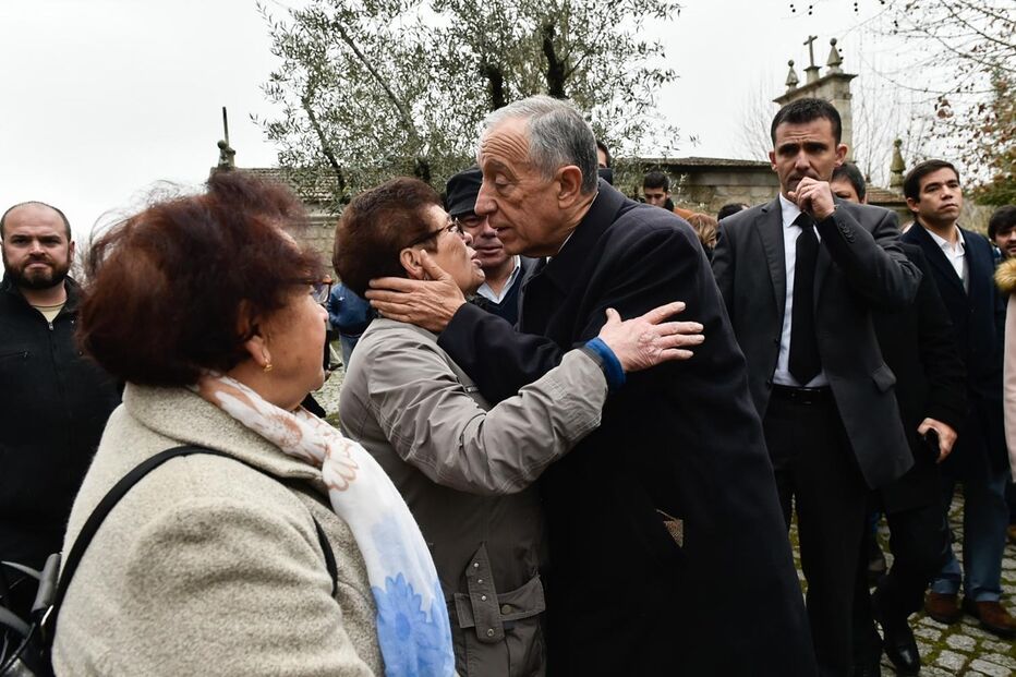 Marcelo conforta populares de Tondela