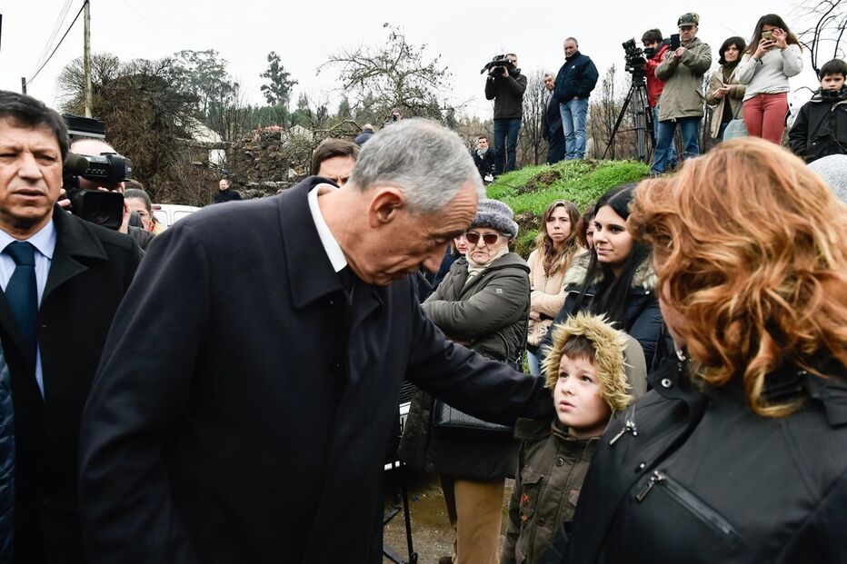 Marcelo conforta populares de Tondela
