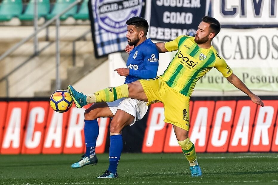 Miguel Cardoso (Tondela) tenta antecipar-se a Tiago Silva em lance do jogo de ontem