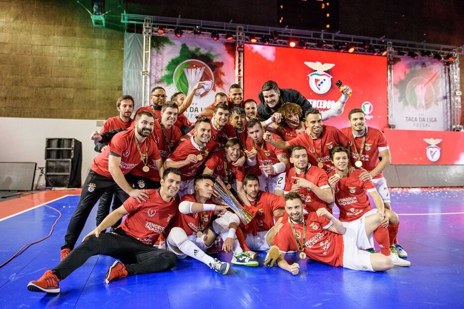 Jogadores do Benfica festejam conquista da Taça da Liga no pavilhão em Sines