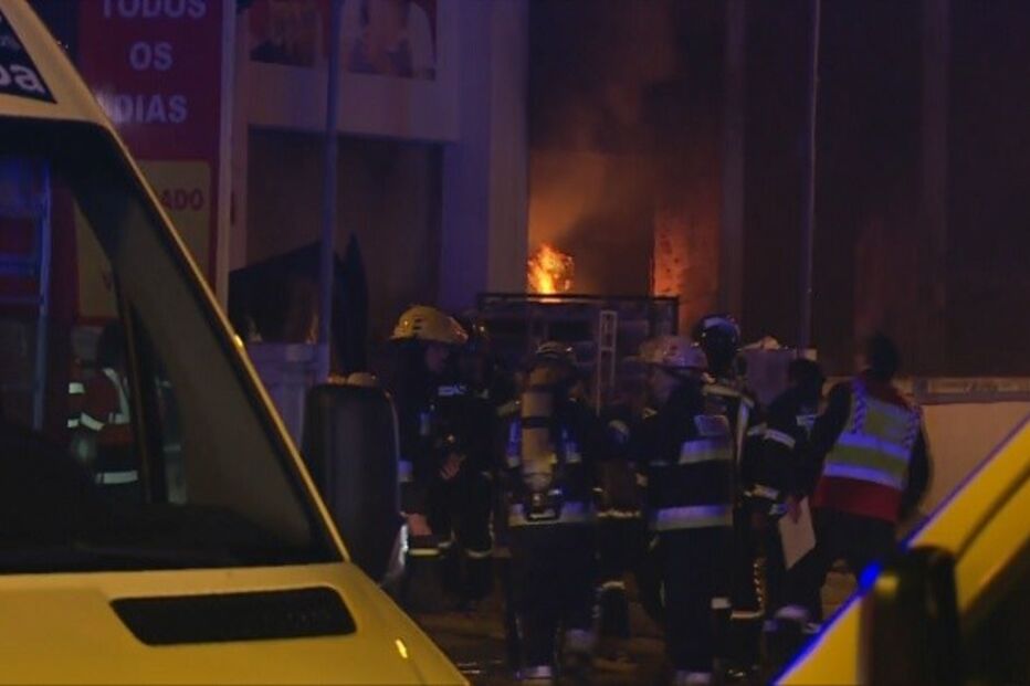 Fogo consome loja nos Olivais