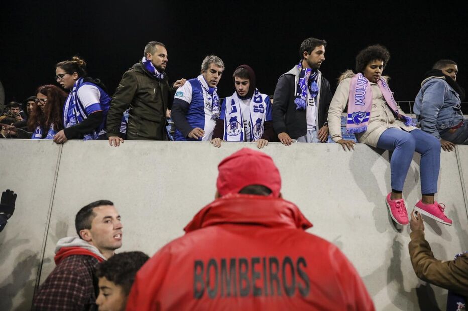 Bancada portista evacuada devido a problemas na estrutura