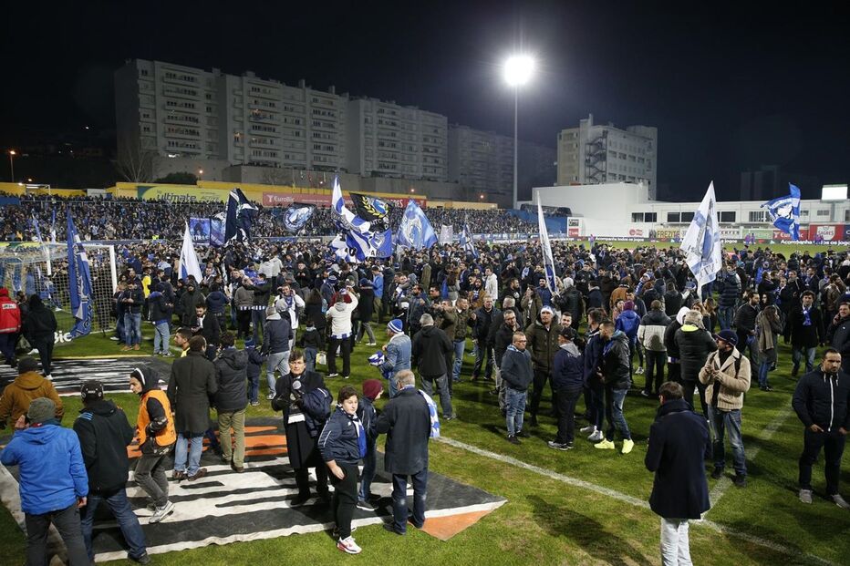 Bancada portista evacuada devido a problemas na estrutura