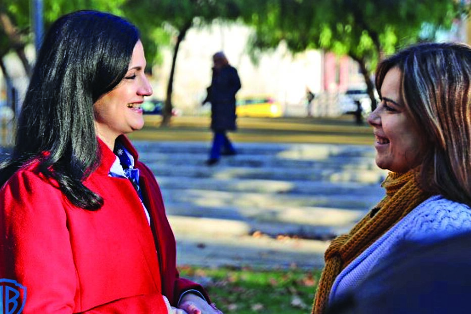 A ‘Supernanny’, Teresa Paula Marques, e Patrícia, mãe de Margarida, a criança protagonista do primeiro episódio