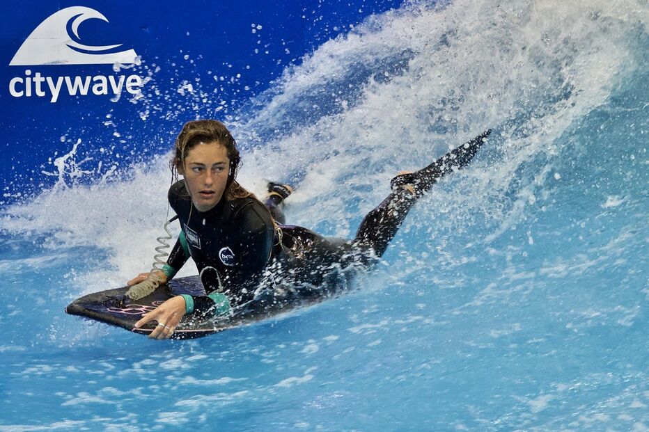 Joana Schenker surfa a onda artificial The Wave, em Düsseldorf