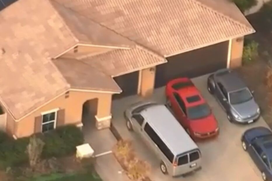 Polícia encontra 13 filhos esfomeados e presos pelos pais