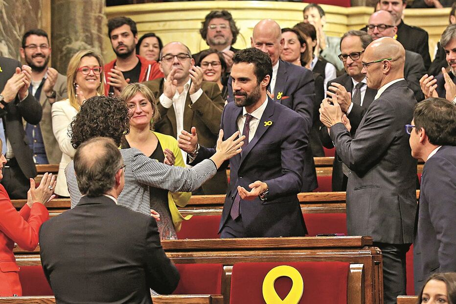Deputados independentistas aplaudem a nomeação de Roger Torrent (ao centro) como presidente do Parlamento da Catalunha       
