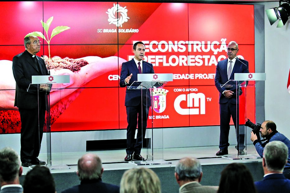 D. Jorge Ortiga, arcebispo primaz de Braga, António Salvador, presidente do Sporting de Braga, e Octávio Ribeiro diretor do Correio da Manhã e da CMTV, no lançamento do projeto ‘Braga Solidário’ 