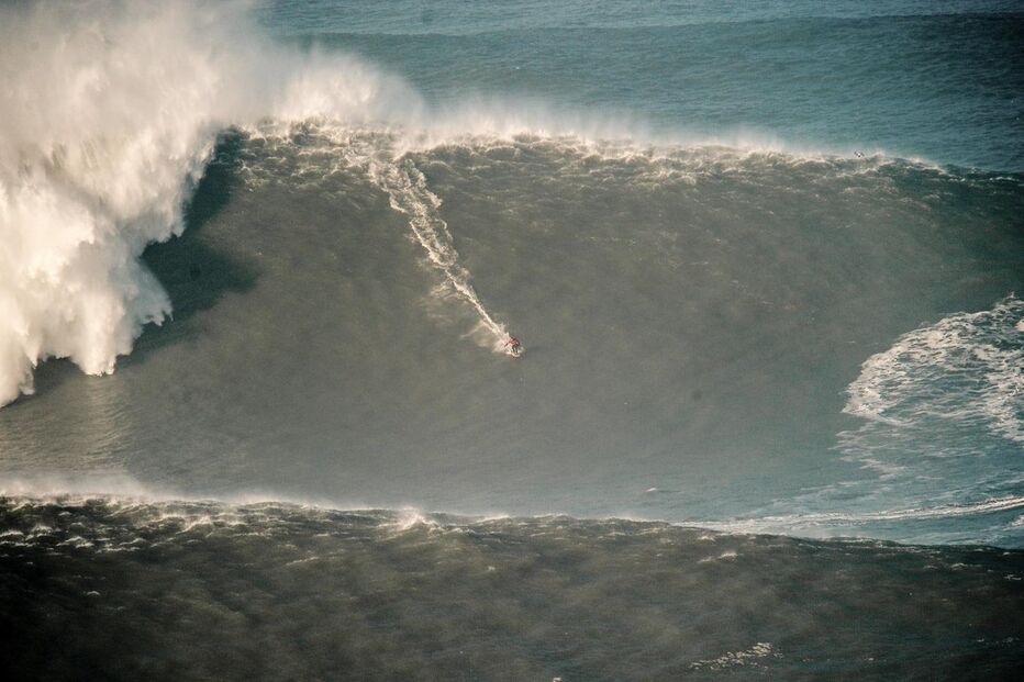 Surfistas nas ondas gigantes da Nazaré, em janeiro de 2018