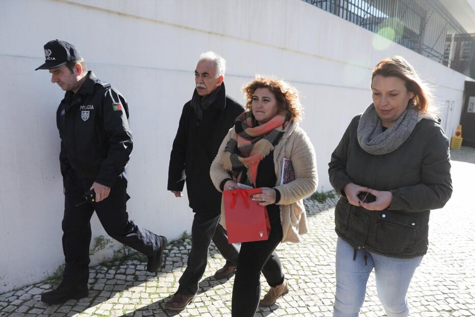 Trabalhadoreas da Triumph protestaram entregaram lingerie ao ministro da economia