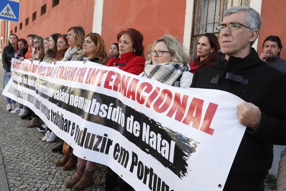 Trabalhadoreas da Triumph protestaram entregaram lingerie ao ministro da economia