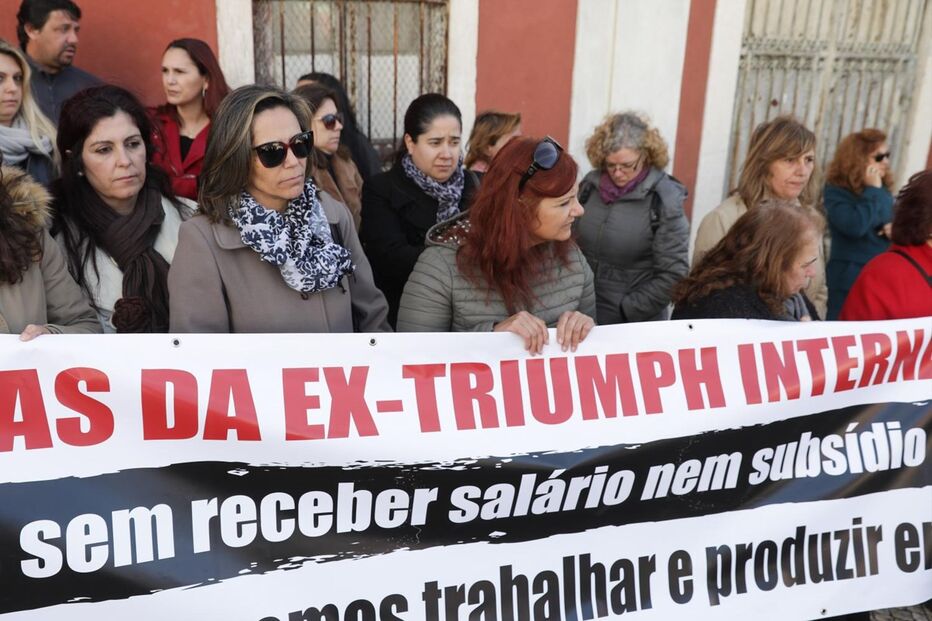 Trabalhadoreas da Triumph protestaram entregaram lingerie ao ministro da economia