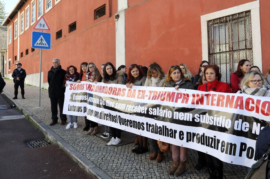 Trabalhadoreas da Triumph protestaram entregaram lingerie ao ministro da economia