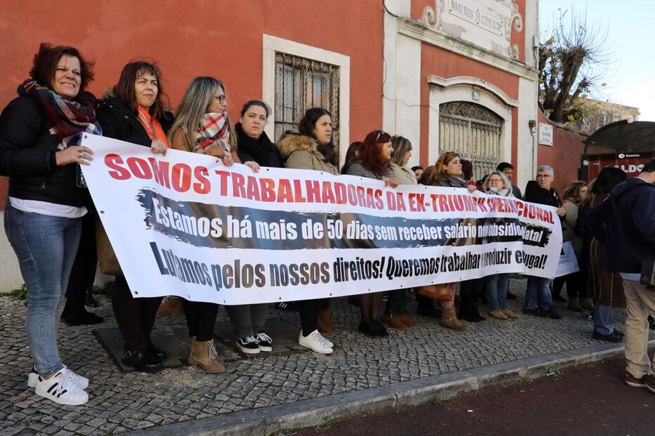 Trabalhadoreas da Triumph protestaram entregaram lingerie ao ministro da economia