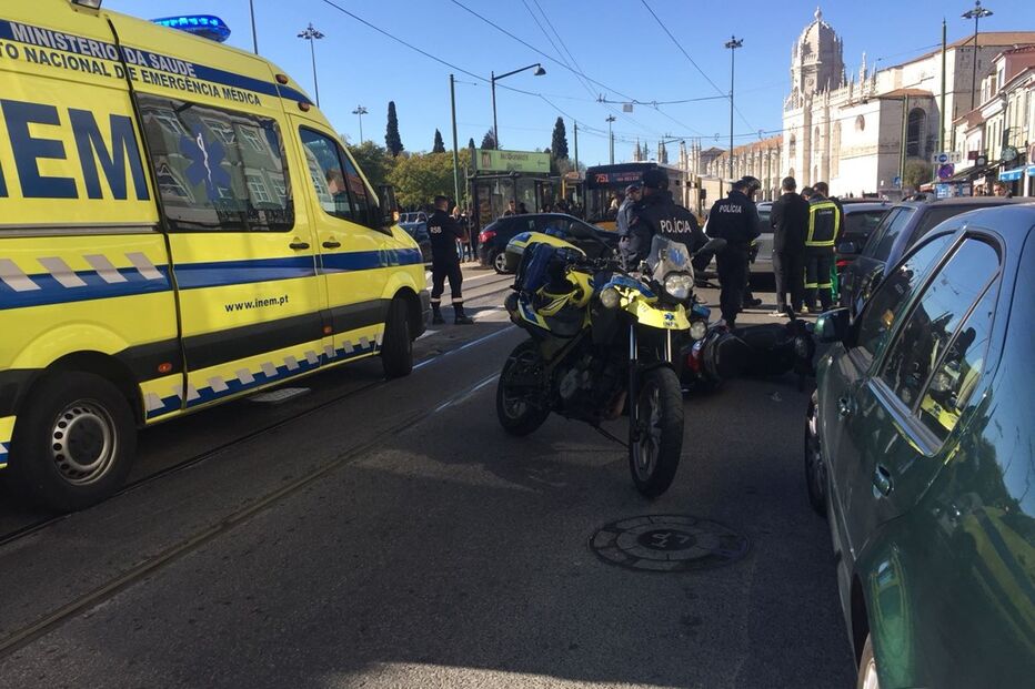 Acidente entre carro e mota gera caos em Belém