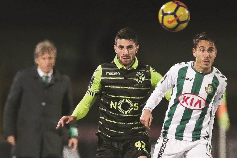 Piccini tenta antecipar-se ao médio sadino João Teixeira
