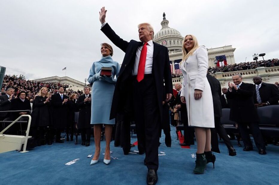20 de janeiro - Acompanhado pela mulher, Melania, e pela filha, Tiffany, Donald Trump acena à multidão após tomar posse da presidência dos EUA na cerimónia oficial em Washington