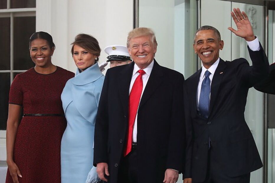 20 de janeiro - Já como presidente e primeira-dama dos EUA, Donald Trump e a esposa são recebidos na Casa Branca por Barack e Michelle Obama, os seus antecessores