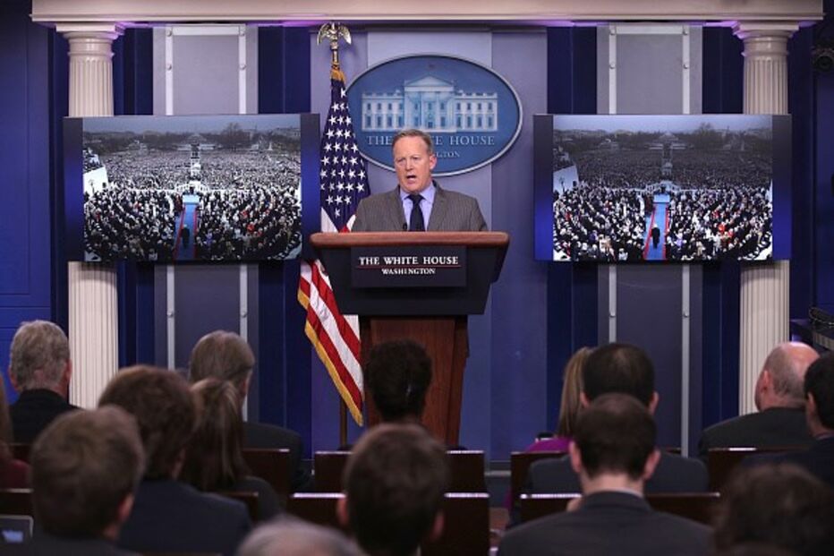 21 de janeiro - Sean Spicer, então porta-voz da Casa Branca, discursa perante a imprensa e tenta convencer a audiência de que o número de pessoas a assistir ao discurso de Trump tinha sido maior do que quando Barack Obama tomou posse em 2008