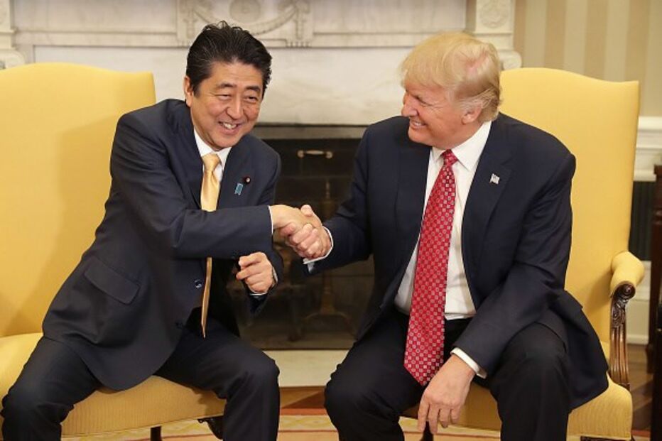 10 de fevereiro - O presidente dos EUA reúne-se com o primeiro-ministro japonês, Shinzo Abe, na Sala Oval da Casa Branca