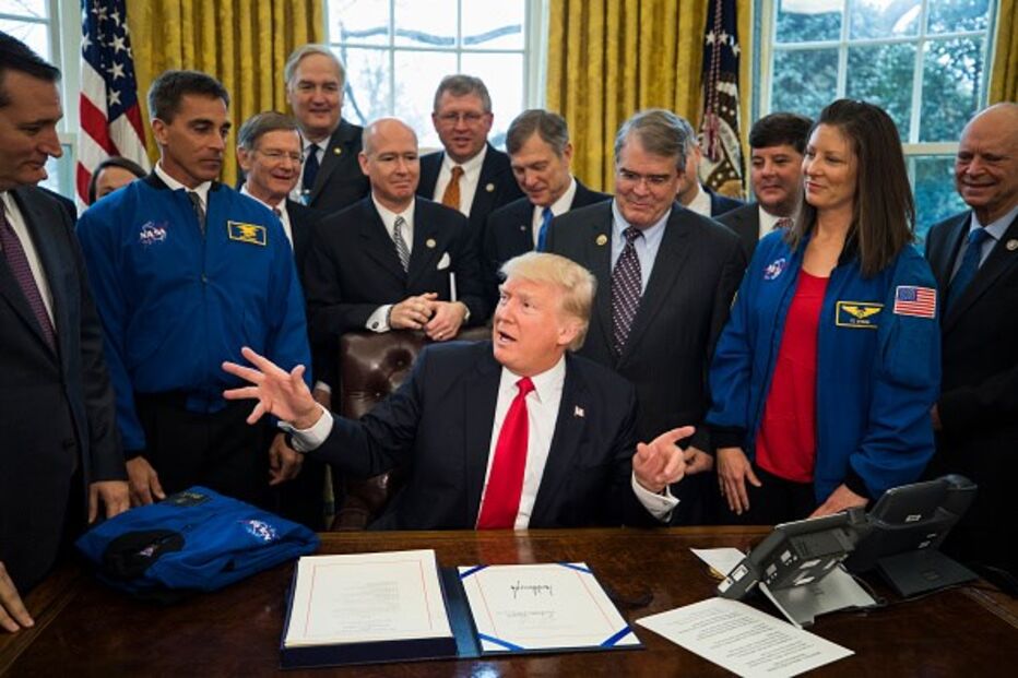 21 de março - Donald Trump assina uma nova lei que estabelece mais financiamento para a NASA, com o objetivo de, eventualmente, enviar pessoas a Marte